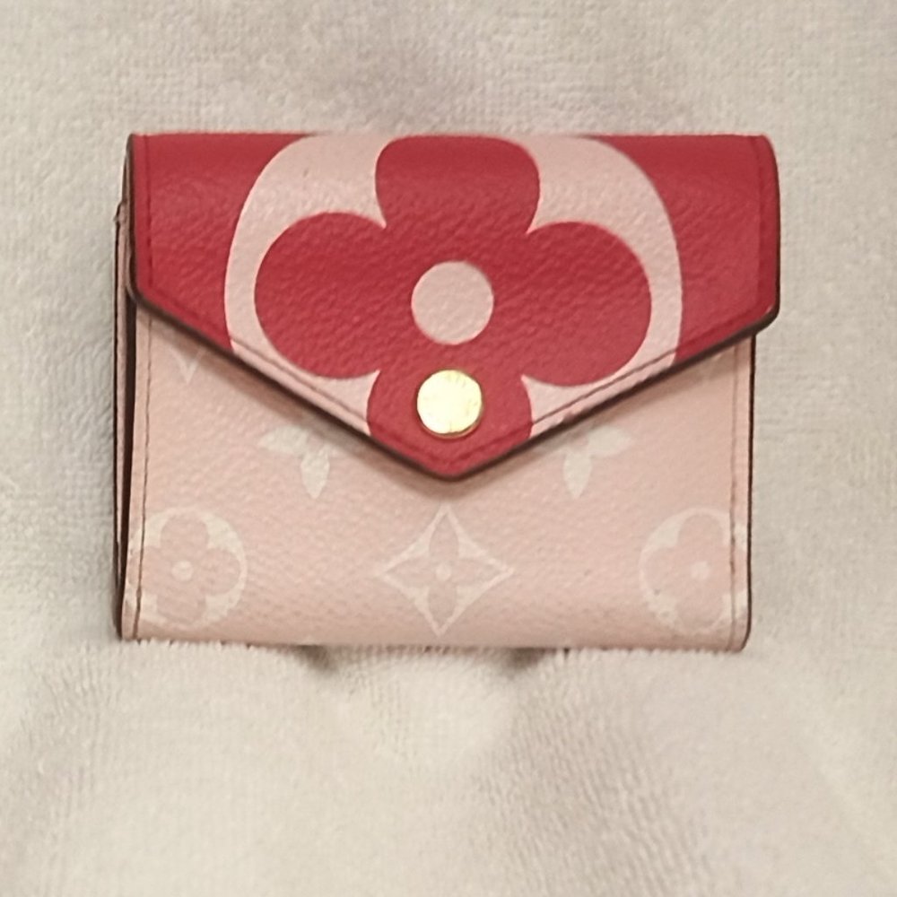 Very Good & RARE LV Zoe Giant Monogram Trifold Wallet in Rouge (Full Inclusion)